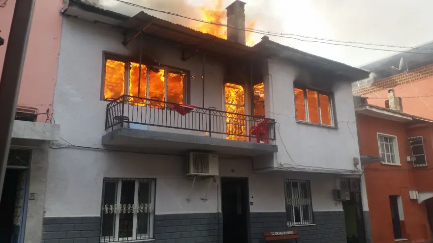İki katlı ev alev alev yandı 