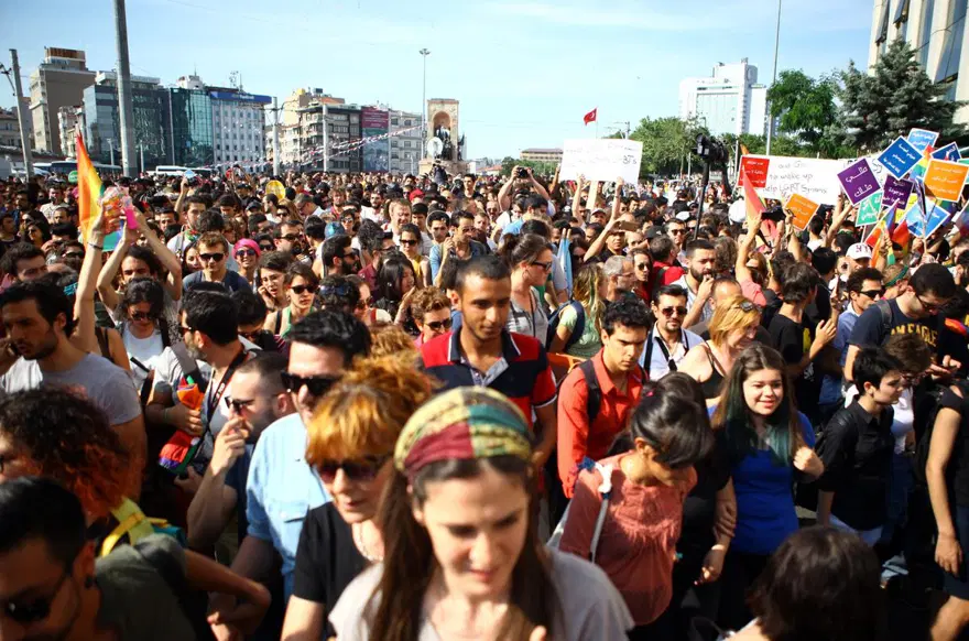 Taksim'deki LGBT Onur Yürüyüşü'ne polis müdahalesi 1