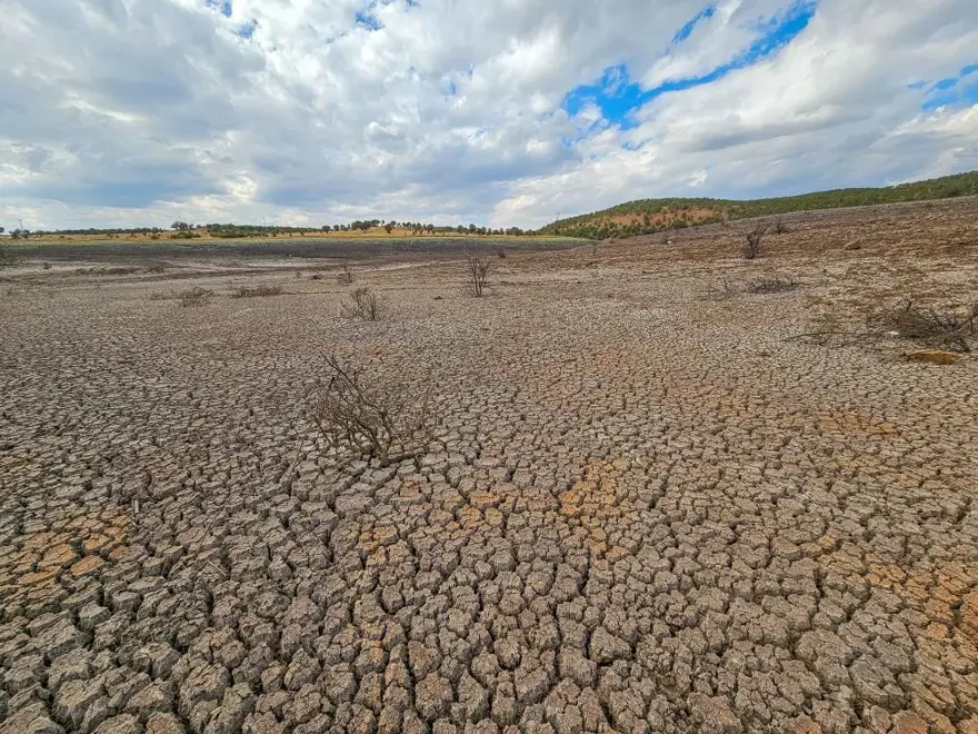 Baraj kurumak üzere! Sular çekildi, eski yol ortaya çıktı 3