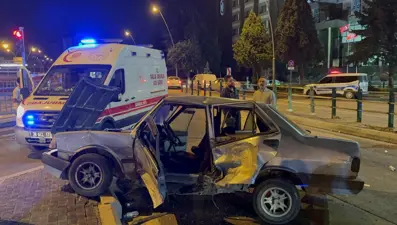 Otomobil ortadan büküldü