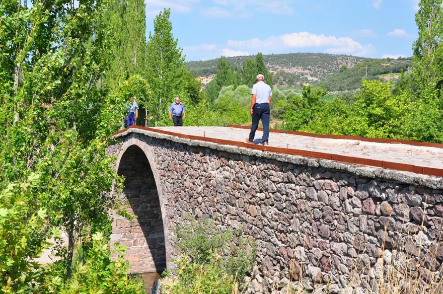 Define hayaliyle taş köprüyü tahrip ettiler 4