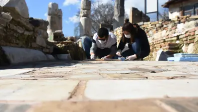 Stratonikeia Antik Kenti'nde bin 550 yıllık kilise tabanı özenle işleniyor