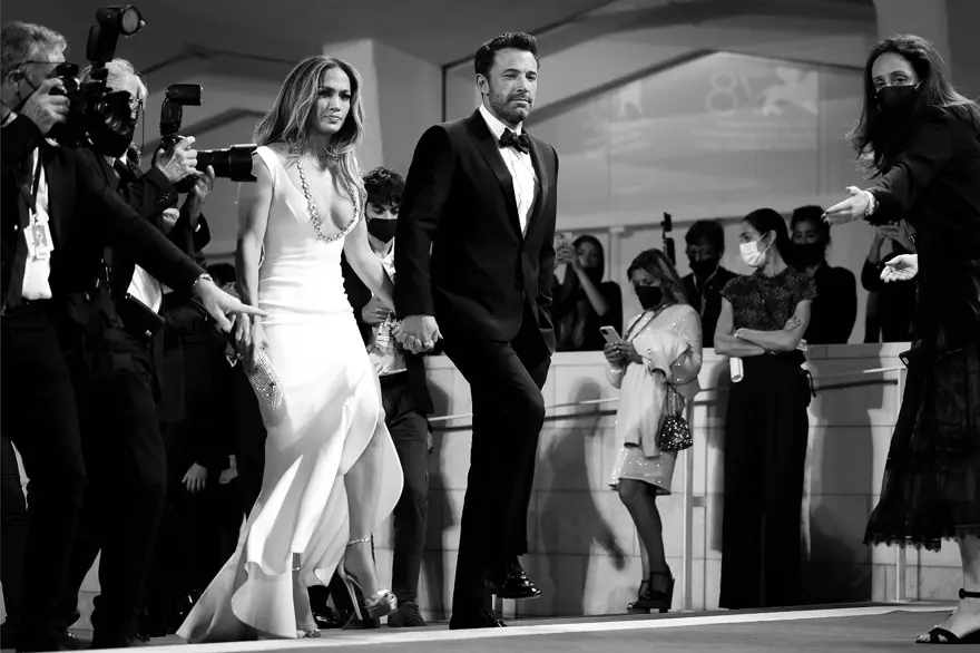 Jennifer Lopez ile Ben Affleck Venedik Film Festivali'nin kırmızı halısında 8