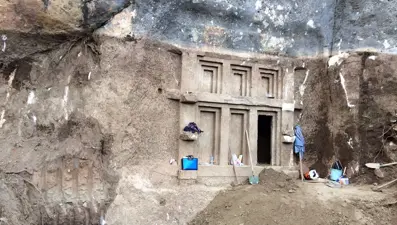 Demre'de 2 bin 400 yıllık kaya mezarı bulundu