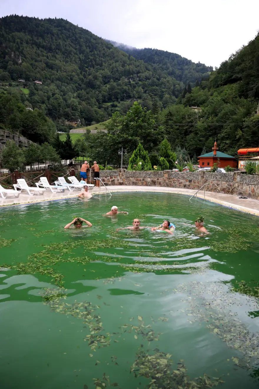 Termal havuzda yeşil çay banyosu 8