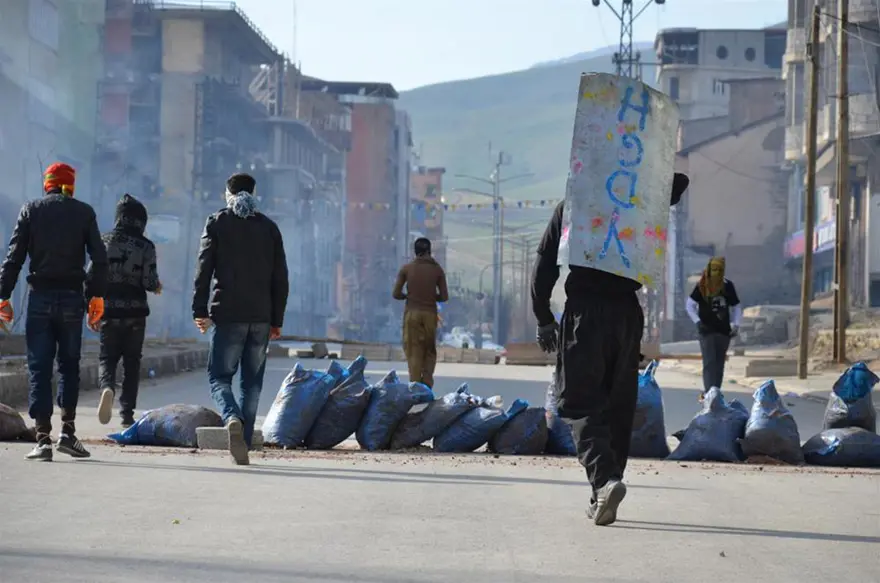 Kimlik kontrolü yapan gruba polis müdahalesi 