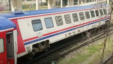 İzmir'de bakımdan dönen treninin vagonu raydan çıktı