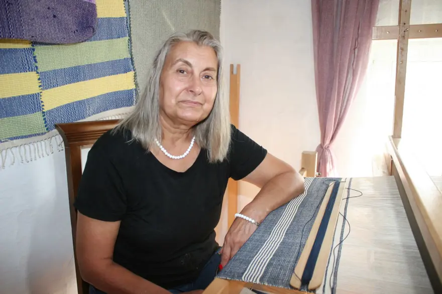 Eski giysilerin iplerinden harika eşyalar dokuyor 4 Eski giysilerin iplerinden harika eşyalar dokuyor 4