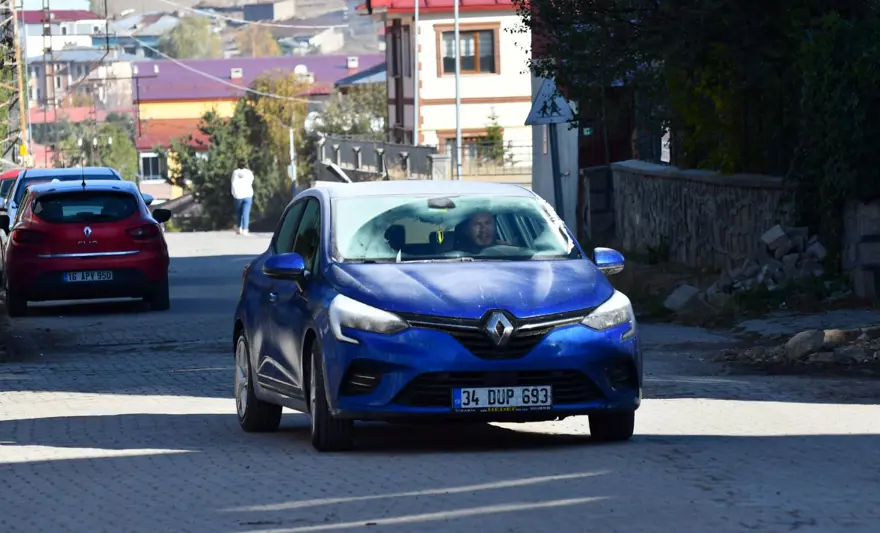 Hava buz kesti! Sıcaklık -3'e düştü, arabalar bembeyaz oldu Hava buz kesti! Sıcaklık -3'e düştü, arabalar bembeyaz oldu