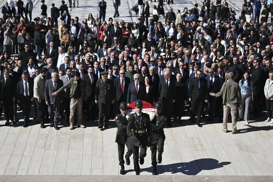 Mansur Yavaş ve Ankara'nın yeni belediye başkanları Anıtkabir'de 11 Mansur Yavaş ve Ankara'nın yeni belediye başkanları Anıtkabir'de 11
