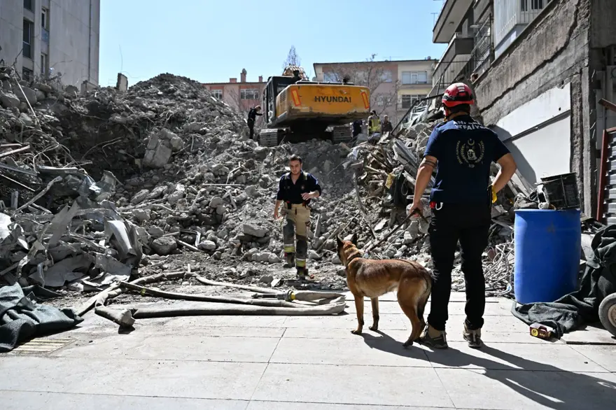 Ankara’da istinat duvarı çöktü: 18 yaşındaki işçi yaşamını yitirdi 
