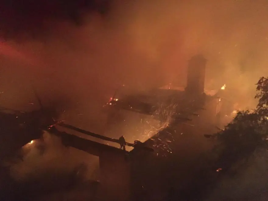 Köyde yangın paniği:Alevlerin sardığı ev küle döndü 2