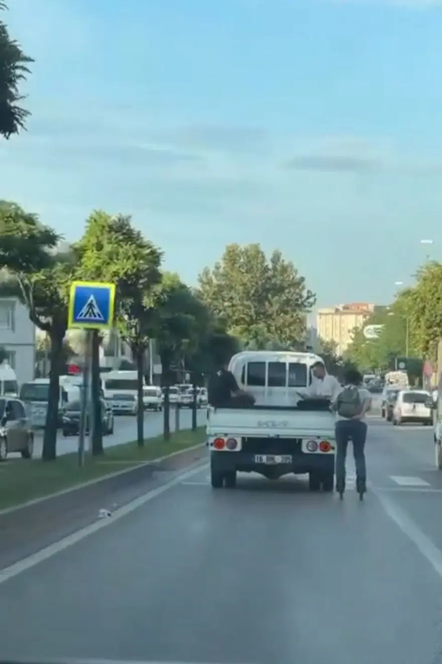 Kamyonetin kasasında tehlikeli yolculuk! Görenlerin yüreği ağzına geldi 2 Kamyonetin kasasında tehlikeli yolculuk! Görenlerin yüreği ağzına geldi 2