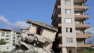 Az hasarlı binayı düzeltmeye çalışırken facianın eşiğinden dönüldü