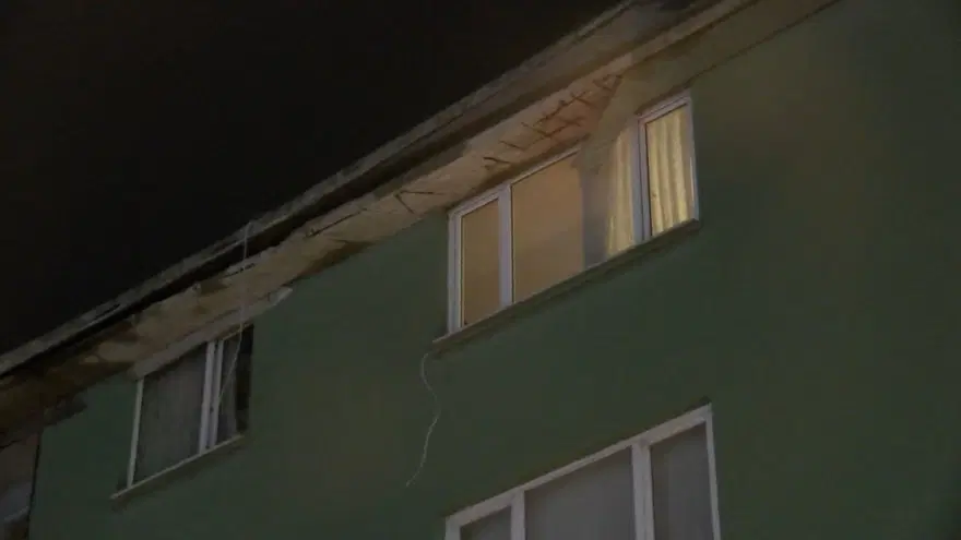 İstanbul'da 4 katlı binanın çatısı çöktü 1