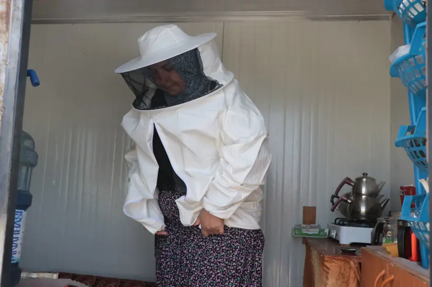 Kansere yakalandı ama yılmadı: Çocuklarını okutmak için başladığı arıcılıkta işleri büyüttü 6