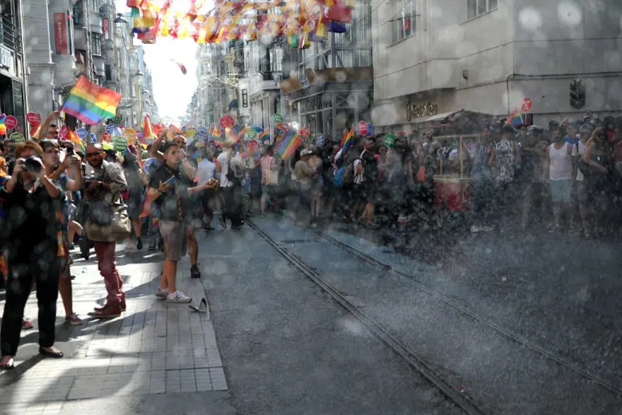 Taksim'deki LGBT Onur Yürüyüşü'ne polis müdahalesi 14