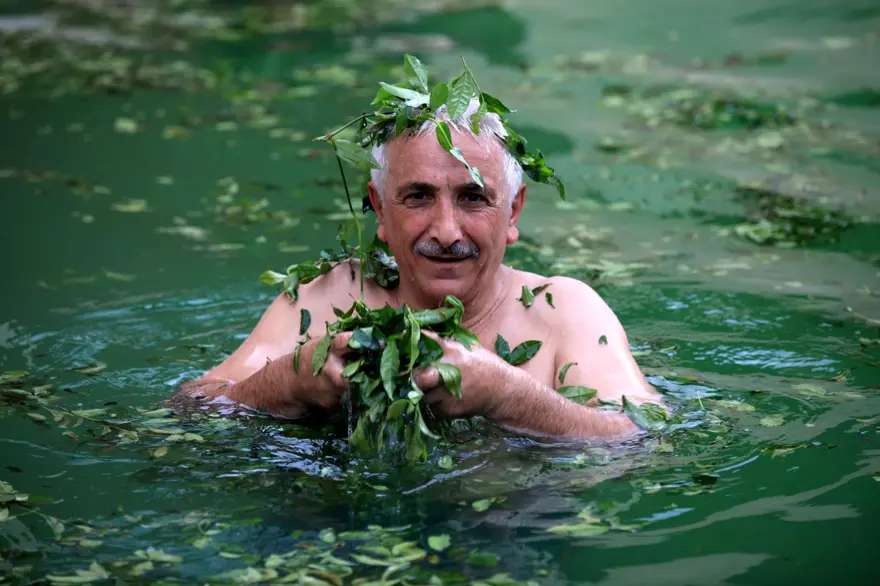 Termal havuzda yeşil çay banyosu 16