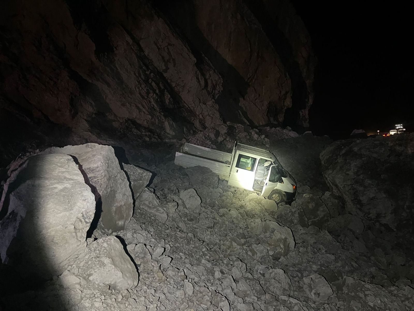 Hakkari-Çukurca karayolunda heyelan: Kamyonet kayalarınarasında kaldı