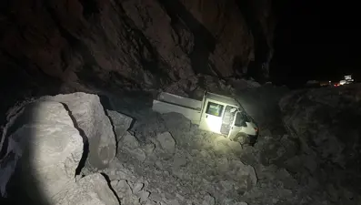 Hakkari-Çukurca karayolunda heyelan: Kamyonet kayalarınarasında kaldı