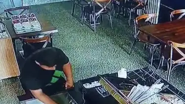 Restoranda hırsızlık: Topallayarak girdi, cüzdan çalıp çıktı