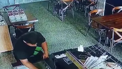 Restoranda hırsızlık: Topallayarak girdi, cüzdan çalıp çıktı