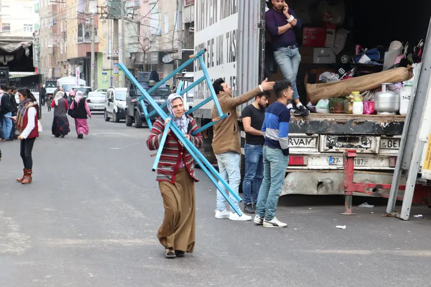 Diyarbakır'da ağır hasarlı binaya tahliye 