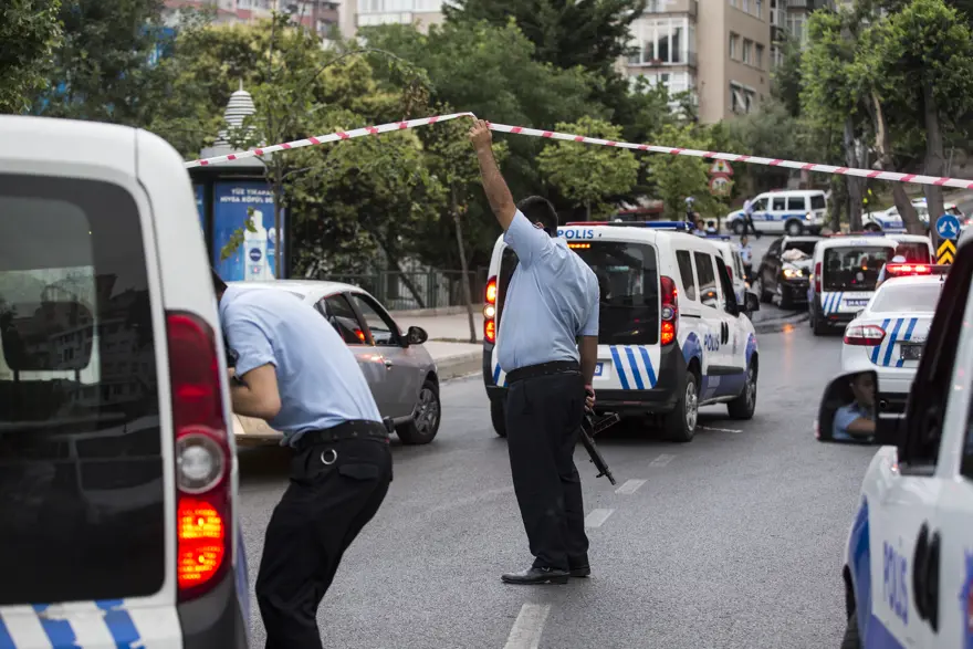 Beşiktaş'ta polise silahlı saldırı 4 Beşiktaş'ta polise silahlı saldırı 4