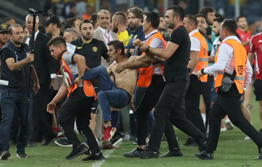Ankaragücülü taraftar Beşiktaşlı futbolculara saldırdı: Beşiktaş yönetimi, Souza'nın kırmızı kartının iptalini istiyor 10