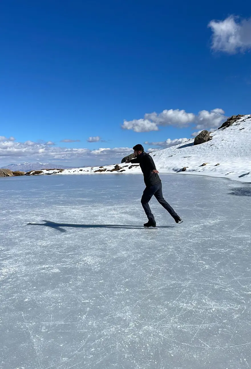 Hakkari'de donan gölde buz pateni 4