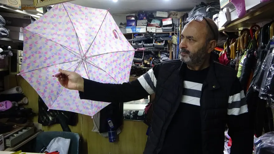 Ne tamir ne satış kaldı: Son şemsiye ustası ayakta kalmaya çalışıyor Ne tamir ne satış kaldı: Son şemsiye ustası ayakta kalmaya çalışıyor
