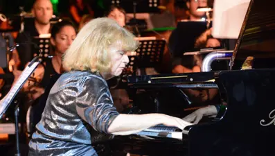 Genç piyanistlere İdil Biret’le aynı sahneyi paylaşma fırsatı