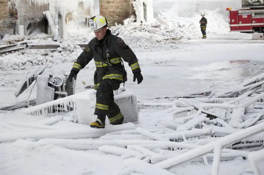 İtfaiyenin buzla mücadelesi 83