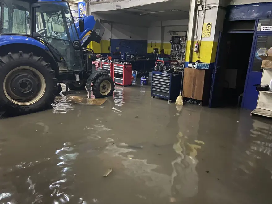 Ardahan'da şiddetli yağış! İş yerleri su altında kaldı 3 Ardahan'da şiddetli yağış! İş yerleri su altında kaldı 3