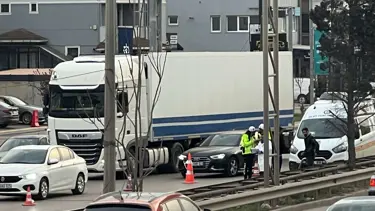 Tırın altında kalan motosiklet sürücüsü öldü