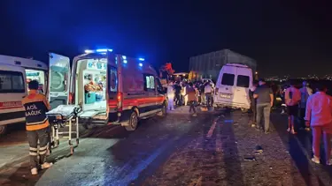 İşçi servisi ile traktör çarpıştı, 14 kişi yaralandı