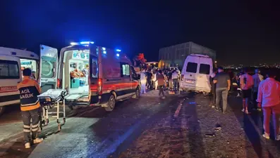 İşçi servisi ile traktör çarpıştı, 14 kişi yaralandı