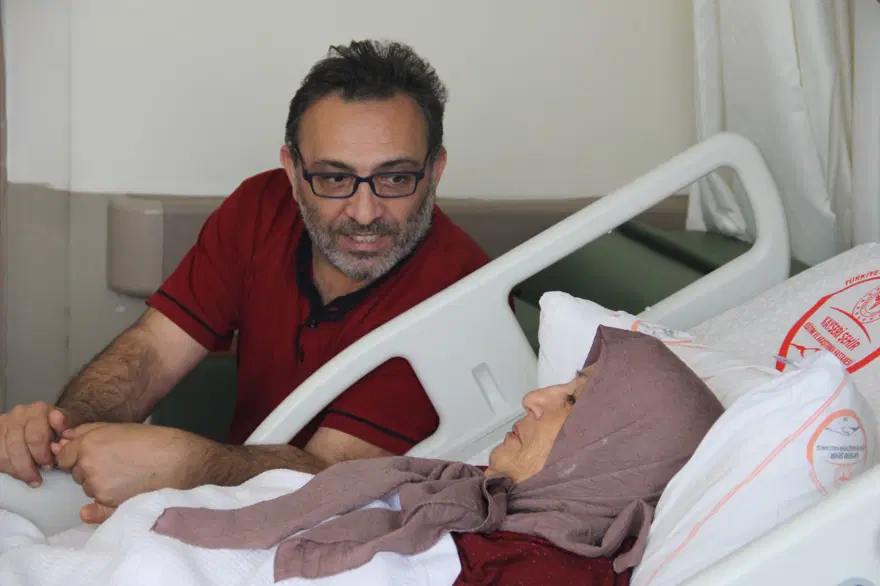 Oğlu üzülmesin diye sakladı, hastanede oğlunun adını duyunca inanamadı 
