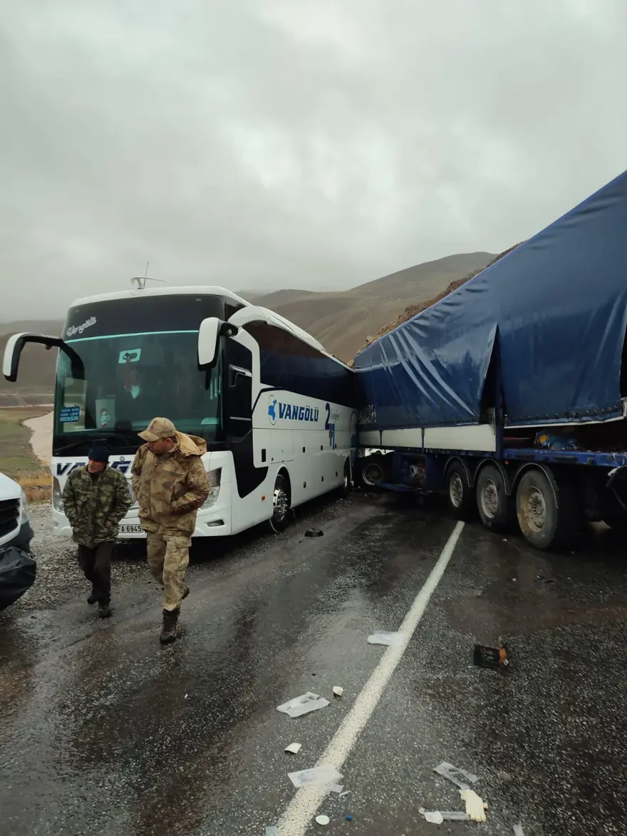 Hakkari'de zincirleme kaza: 3 ölü, 7 yaralı 2 Hakkari'de zincirleme kaza: 3 ölü, 7 yaralı 2