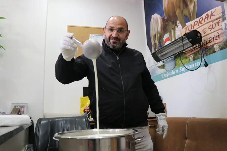 Bir bardak süt ile önyargıları yıktı: Sabah okula giden çocuklara dağıttı 