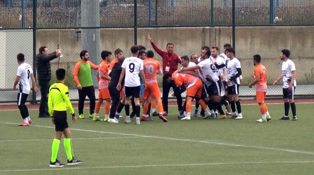 Futbolcu hakeme saldırdı maç tatil edildi