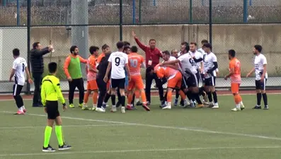 Futbolcu hakeme saldırdı maç tatil edildi
