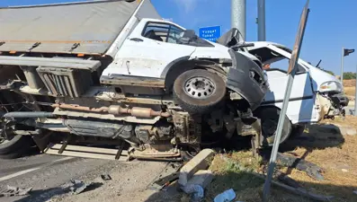 İki kamyonet çarpıştı: 5 kişi yaralandı