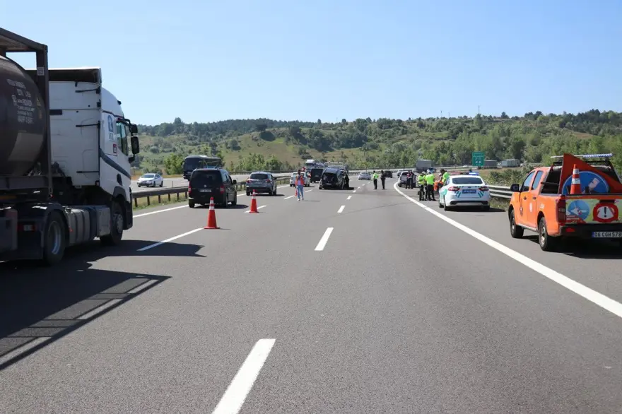 Seyir halinde lastiği patlayan araç kaza yaptı: 9 yaralı 5