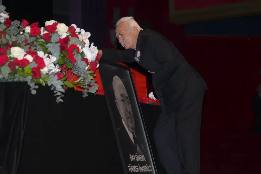 Türker İnanoğlu'na veda: Duayen sinemacı son yolculuğuna uğurlandı 29