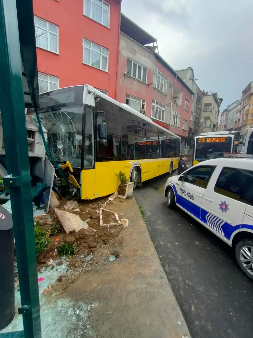 Kontrolden çıkan halk otobüsü durağa daldı 