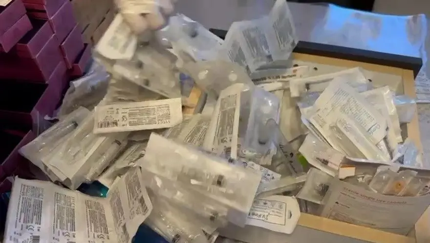 VIP araçla seyyar botoks: Sahte doktor yakayı ele verdi 5 VIP araçla seyyar botoks: Sahte doktor yakayı ele verdi 5