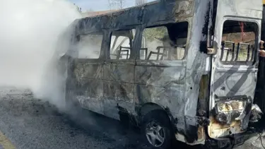 Minibüs alev alev yandı