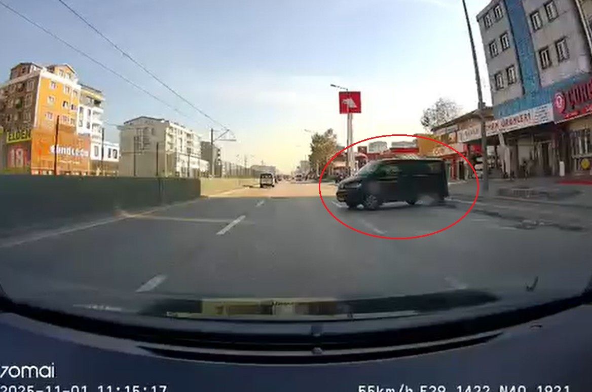 El freni çekilmeyen minibüs dehşet saçıyordu