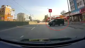 El freni çekilmeyen minibüs dehşet saçıyordu